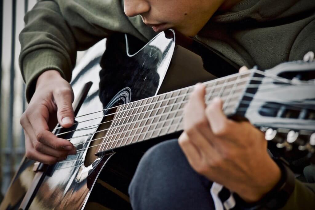 Joven tocando la guitarra